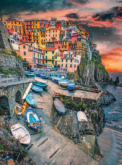 Manarola Cinque Terre Italy, Beach Bahamas, Manarola Italy, Cinque Terre Italy, Italy Photo, Coastal Towns, Places Around The World, Wonderful Places, Italy Travel