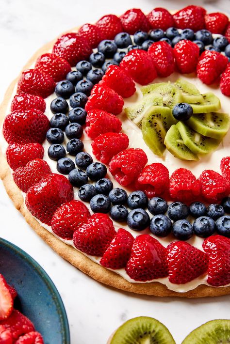 Fruit Pizza Designs Ideas, Wreath Pizza, Fruit Pizza Ingredients, Potluck Meals, Fruit Deserts, Fruit Pizza Designs, Wyse Guide, Best Fruit Salad, Dessert Treats