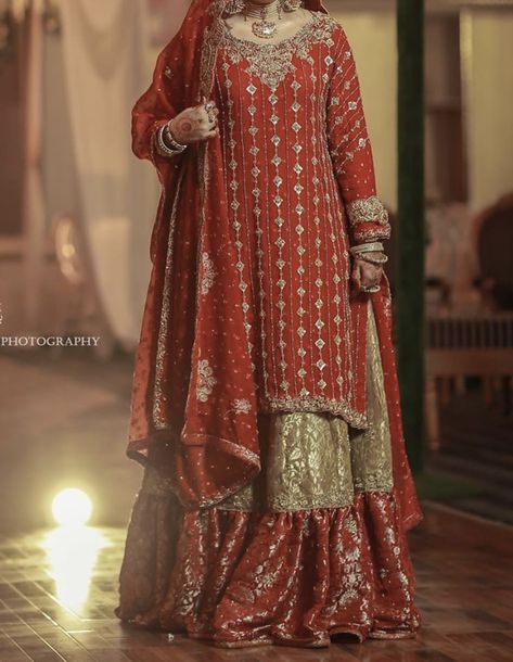 Farshi Gharara Pakistani Simple, Gharara Pakistani Simple, Farshi Gharara Pakistani, Gharara Pakistani, Gharara Designs, Crockery Design, Desi Fits, Nikah Dress, Shadi Dresses