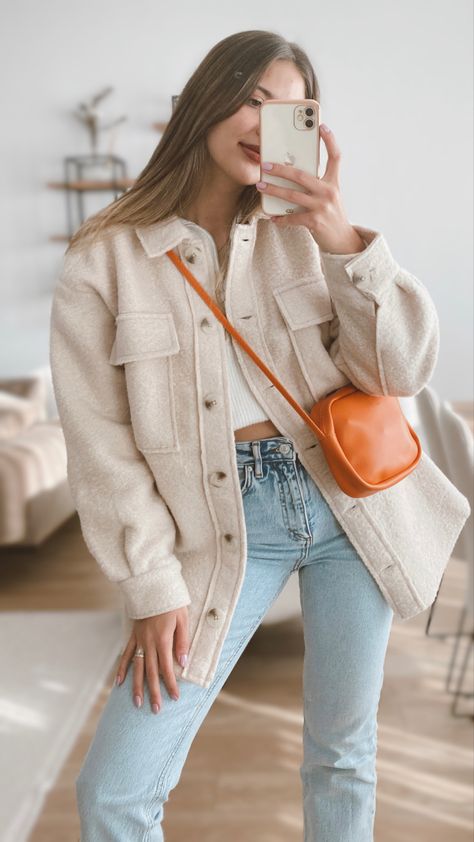 Nude Jacket Outfit, Beige Jacket Outfit, Shacket Outfit, Jean Beige, Best Winter Outfits, Minimalist Fashion Women, Winter Fashion Outfits Casual, Everyday Fashion Outfits, Transition Outfits