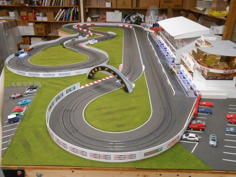 Afx track Scalextric Track, متحف فني, Race Car Track, Car Table, Slot Racing, Ho Slot Cars, Slot Machine Cake, Slot Machine Party, Slot Car Racing