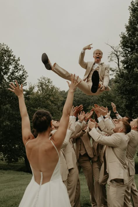 Wedding Day Pics Ideas, Must Have Bridal Party Photos, Wedding Party Photography Poses, Wedding Photoshoot Ideas Bridal Party, Cool Wedding Photos Funny, Bride Groomsmen Pictures, Bridal Party Formal Photos, Bridal Party Inspo Pics, Wedding Picture Poses With Family Group Shots