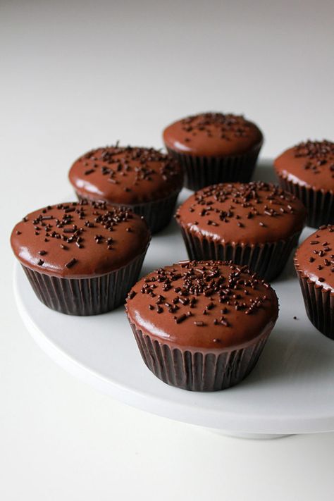 Ganache Cupcakes, Chocolate Ganache Cupcakes, Cake Ganache, Celebration Chocolate, Fancy Desserts Recipes, Cupcake Chocolate, Fancy Desserts, Baking Cupcakes, Eat Dessert First