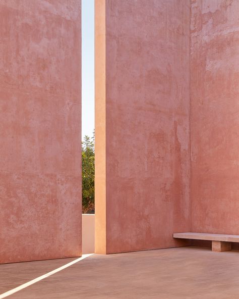 Neuendorf House – HOLIDAYARCHITECTURE Neuendorf House, Mediterranean Minimalism, Mallorca Villa, Claudio Silvestrin, Concrete Effect Paint, Geometric Construction, John Pawson, Dark Grey Background, Stone Path