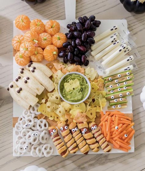 Bunco Ideas, Pelottava Halloween, Kids Halloween Food, Fashionable Hostess, Halloween Board, Appetizers For Kids, Halloween Food Treats, Halloween Appetizers, Healthy Halloween