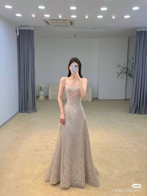 Asian Style Prom Dress, Ball Gown Grad Dresses, Asian Inspired Prom Dress, Evening Dresses For Petite Women, Prom Dresses For Asians, Kpop Prom Dresses, Aesthetic Prom Dress Korean, Fitted Gowns Classy, Gradball Gown