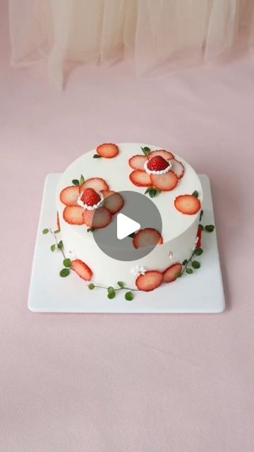 Quick And Easy Cake Decorating Ideas, Strawberry Cake Ideas Decorating, Cake Decoration With Fruit, Cake Garnish Ideas, Cake Decorating Strawberries, Fruit Cake Decoration Ideas, Strawberry Cake Decoration, Fruit Cake Decoration, Cake Garnish