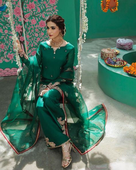 Green Punjabi Suit, Green Pakistani Dress, Pakistani Shadi, Colour Party, Boutique Style Dresses, Classic Suits, Wedding Guest Dresses Long, Suit Green, Fashion Still Life