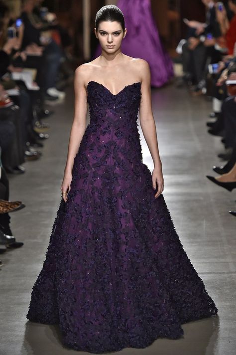 Kendall looked absolutely regal in this dark purple gown by (who else?) Oscar de la Renta. A slicked-back updo and simple makeup made the dress stand out even more. Dark Purple Gown, Purple Dress Formal, Wearing Shades, Runway Moments, Stile Kendall Jenner, Singer Dr, Dark Purple Dresses, Purple Gown, Modern Dresses