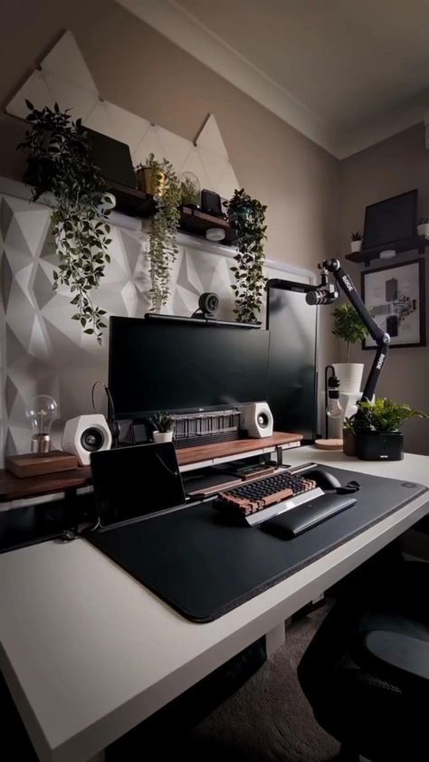 White Desk Setup, Small Room Setup, Mens Room Decor, Home Office Set Up, Dream Desk, Computer Desk Setup, Work Office Decor, Pc Table, Desk Inspiration