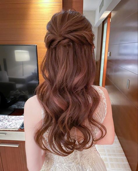 Bridal Half Down Hairstyles, Asian Hairstyles Wedding, Korean Hairstyle For Prom, Korean Bridesmaid Hairstyle, Wedding Hairdo Half Up Half Down, Prom Hairstyles Korean, Korean Formal Hairstyle, Hair Do Wedding Guest, Asian Wedding Hairstyles Half Up