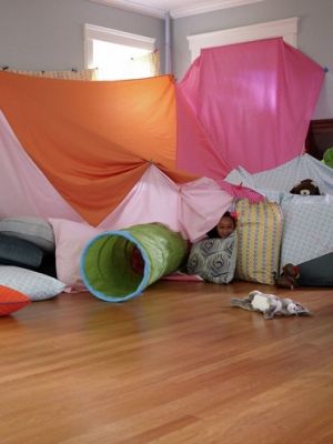 You know you want to build a fort just as much as your kids do! (Your secret's safe with us)  9 creative indoor forts | Today's Parent Blanket Fort Ideas, Indoor Tent For Kids, Living Room Fort, Indoor Forts, Fort Ideas, Cool Forts, Indoor Tents, Fun Holiday Crafts, Kids Forts