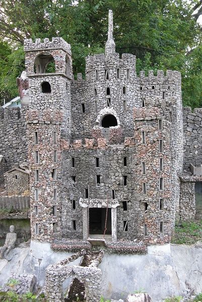 This stone castle is over eight feet tall. Click for bigger photo. Miniature Stone Houses Diy, Stone Keep Castle, Stone Keep Castle Model Project, Junk Model Castle, Mini Castle, Stone Cottage Dollhouse, Dragon Stone Castle, Model Castle, Stone Castle