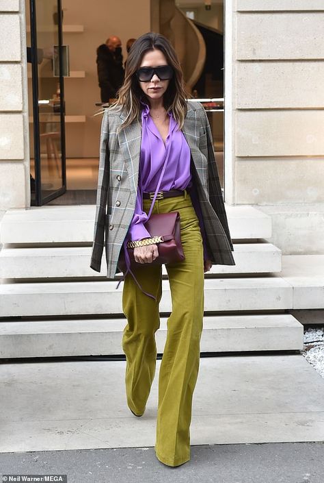 Olive Pants Street Style, Olive Fashion, Green Olive Outfit, Green Flares Outfit, Green Style Fashion, Victoria Beckham Winter Outfits, Olive Green Street Style, Victoria Beckham Style Casual Chic, Olive Color Outfits