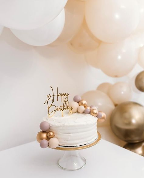 33 Birthday, Gold Balloon Garland, White Birthday Cakes, Diy Birthday Cake, Simple Birthday Party, Gold Birthday Cake, 1st Birthday Pictures, 33rd Birthday, Baby Birthday Themes