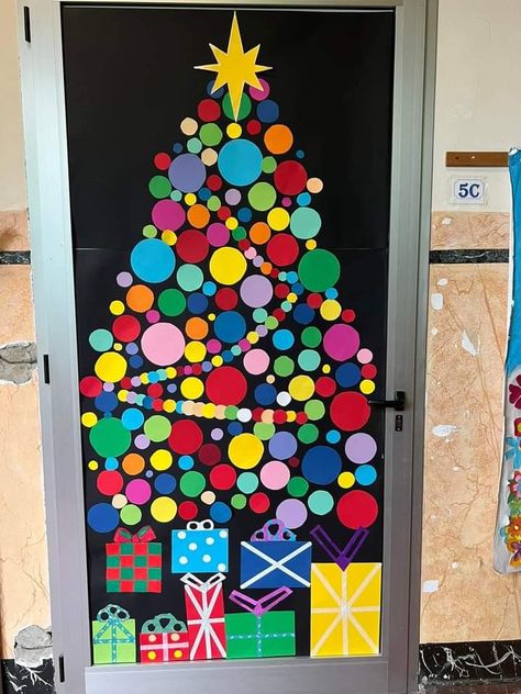 Door Trees Christmas, Christmas Classroom Decorations For Kids, School Hallway Christmas Decorations, Holiday Classroom Door Ideas, Christmas Tree Door Decorations, Tree Door Decoration, Classroom Window Decorations, Christmas Tree Crafts For Kids, Holiday Classroom Doors