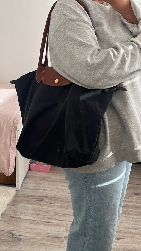 Black Long Champ Bag, Long Champ Le Pliage Outfits, Black Longchamp Bag Outfit, Long Champ Outfit, Longchamp Bag Large, Black Longchamp Bag, Longchamp Aesthetic, Longchamp Bag Outfit, Longchamp Le Pliage Outfit