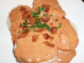 Southern Tomato Gravy Creamed Tomatoes, Biscuits For Breakfast, Tomato Gravy Recipe, Homemade Gravy Recipe, Southern Biscuits, Canned Tomatoes, Tomato Gravy, Beef Gravy, Homemade Gravy