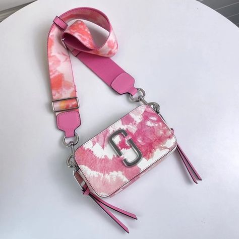 New Marc Jacobs The Mixed Media Snapshot Crossbody Bag Marc Jacobs Snapshot Bag Pink, Aesthetic Shoulder Bag, Marc Jacobs Snapshot Bag, Snapshot Bag, Pink Dye, My Style Bags, Handbag Essentials, Girly Bags, Marc Jacobs Bag