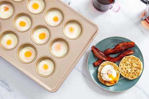 Host brunch for a crowd with this brilliant egg poaching technique that allows you to poach a dozen eggs at once, using a muffin tin. Poached Eggs In Muffin Tin, Egg In Muffin Tin, Egg In Muffin, Oven Poached Eggs, Host Brunch, Brunch For A Crowd, Brunch Egg Dishes, Brunch Pastries, Hollandaise Recipe