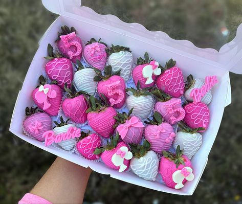 Barbie Dipped Strawberries, Barbie Themed Chocolate Covered Strawberries, Barbie Inspired Treats, Barbie Theme Dessert Table, Barbie Party Desserts, Barbie Themed Desserts, Pink Birthday Strawberries, Barbie Themed Treats, Barbie Chocolate Covered Strawberries