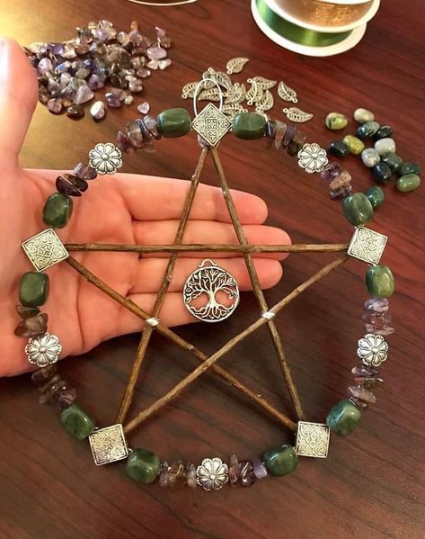 Metaphysical Crafts, Alter Ideas, Crafty Witch, Wiccan Crafts, Wiccan Decor, Pagan Crafts, Stones Art, Painting And Drawing, Witch Diy