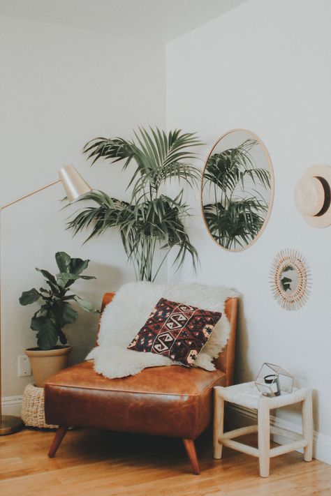 3 Ways to Style an Awkward Corner of Your Apartment | Advice from a Twenty Something Home Decor Ideas | Styling a Leather Chair and Greenery in a Corner Space Boho Bedroom Reading Nook, Boho Corner Chair, Plant And Lamp In Corner, Behind Chair Decor, Plant Behind Chair In Corner, Tall Corner Decor, Rustic Reading Nook, Awkward Corner, Furnitur Ruang Keluarga