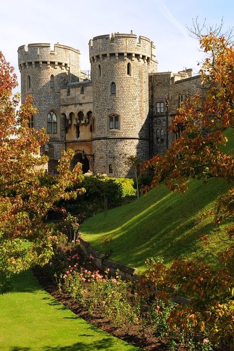 Windsor Castle, just outside of London, England Windsor Family, Berkshire England, Windsor England, Old Castle, Chateau Medieval, Famous Castles, Voyage Europe, Windsor Castle, Beautiful Castles