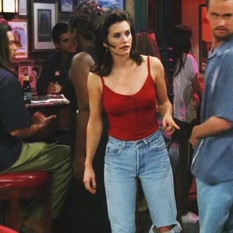 Monica Geller 90s Outfit 1990s Fashion Trends, Rachel Green Outfits, 90s Inspired Outfits, Mode Hippie, Monica Geller, Look Retro, 90s Looks, 90's Fashion, 1990s Fashion