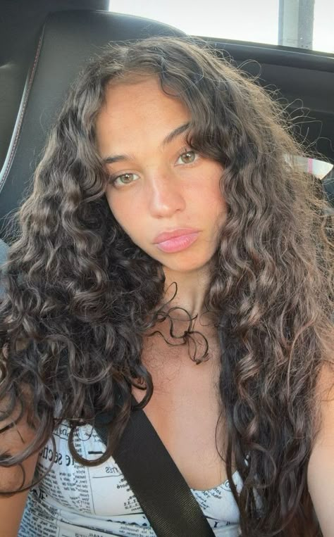 Dark Curly Hair Pale Skin, Permed Brown Hair, Curly Brown Hair Styles, Maria Isabel Aesthetic, Clean Girl Aesthetic Curly Hair, Puerto Rican Curly Hair, Natural Pretty Girl Aesthetic, Pretty Curly Haired Girl, Long Layered Hair Curly