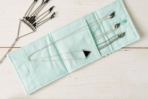 This cunning little jewellery roll is perfect for keeping your favourite necklaces, earrings and bracelets safe and sound – ideal for weekends away. Diy Jewelry Making Ideas, Sew Gifts, Gifts To Sew, Jewelry Making Ideas, Handmade Presents, Knitted Necklace, Fabric Wallet, Free Sewing Patterns, Jewelry Organizer Diy