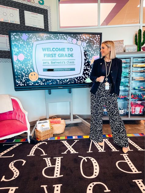 Meet The Teacher Outfit Ideas, Cow Classroom, Rachael Burnett, Teacher Appropriate Outfits, Casual Teacher Outfit, Preschool Director, Teaching Classroom Decor, Teachers Room, Teacher Aesthetic