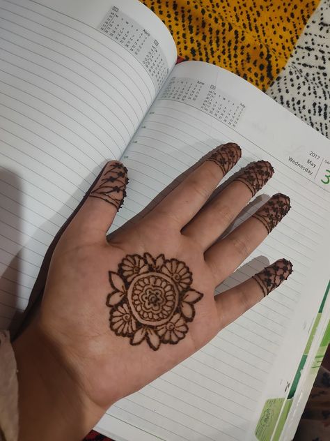 Easiest Henna Designs For Beginners, Easiest Henna Designs, Henna Designs For Begginers, Minimalist Henna, Hena Designs, Simple Mehandi, Cute Henna Designs, Mehedi Design, Henna Inspo