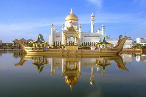 Istana Nurul Iman, Brunei (largest residential palace in the world) Bandar Seri Begawan, Best Countries To Visit, Rich Country, Vientiane, Labuan, Beautiful Mosques, Chateau France, Countries To Visit, Place Of Worship