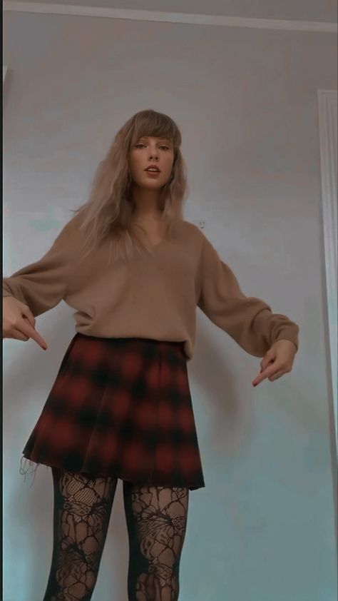 taylor swift Taylor Swift Winter, Taylor Swift Casual, Taylor Swift Dress, Eras Outfit, Plaid Skirt Outfit, Red Plaid Skirt, Taylor Outfits, London Outfit, Taylor Swift Red