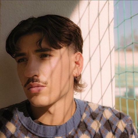 Bellerín Short Mullet, Hector Bellerin, Men Haircut Curly Hair, Middle Part Hairstyles, Mullet Haircut, Men Haircut Styles, Wales Bonner, Shot Hair Styles, Mens Haircuts Short