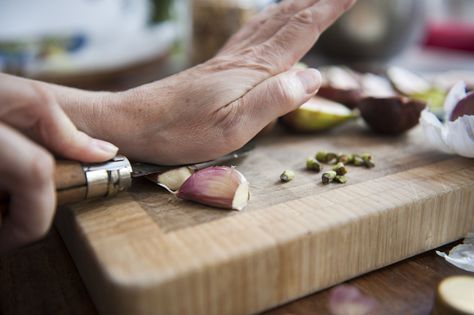 Eating Raw Garlic, Dried Cloves, Tooth Infection, Garlic Benefits, Raw Garlic, Crushed Garlic, Fresh Garlic, Cheap Meals, Roasted Garlic