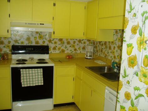 Ugly Apartment Decorating, Kitchen Cute, Ugly Kitchen, Lemon Kitchen, Eclectic Interior Design, Kitchen Decor Apartment, Happy Kitchen, Pretty Kitchen, Yellow Kitchen