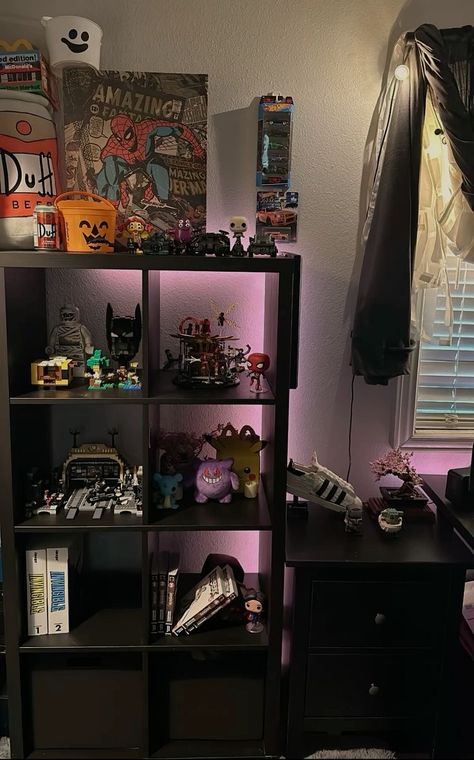 Nerd Shelves, Nerd Room Aesthetic, Dark Aesthetic Bedroom Ideas, Nerd Bedroom, Geek Bedroom, Collectors Room Ideas, Hypebeast Bedroom, Small Room Setup, Lego Room Decor