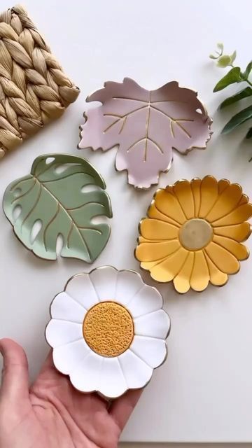 Air Dry Clay Coasters, Clay Coasters, Diy Fimo, Diy Pottery Painting, Beginner Pottery, Diy Air Dry Clay, Air Dry Clay Projects, Handmade Plates, Clay Diy Projects