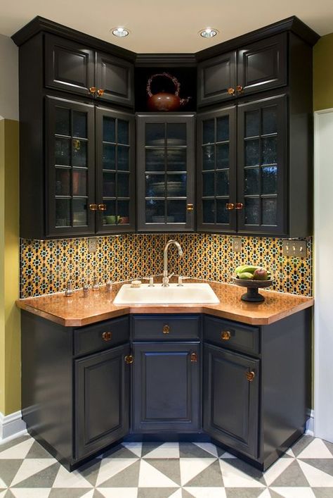 18 Space Saving Corner Sink Ideas That Are Ideal For Small Kitchens Copper Kitchen Countertop, Desain Pantry Dapur, Corner Kitchen Sink, Corner Bar Cabinet, Basement Bar Design, Coin Bar, Corner Bar, Color Kitchen, Desain Pantry