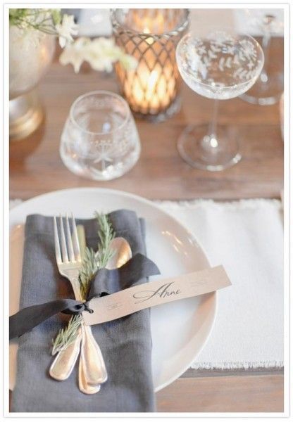 dusty blue wedding Purple Restaurant, Rustic Modern Wedding, Tafel Decor, Modern Wedding Inspiration, Holiday Table Settings, Wedding Place Settings, Winter Wedding Inspiration, Pretty Tables, Wedding Table Settings