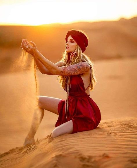 Desert Photoshoot Ideas, Sand Dunes Photoshoot, Desert Photoshoot, Desert Photography, Beginner Photo Editing, Desert Fashion, Shotting Photo, Photoshop For Photographers, Photo Editing Photoshop