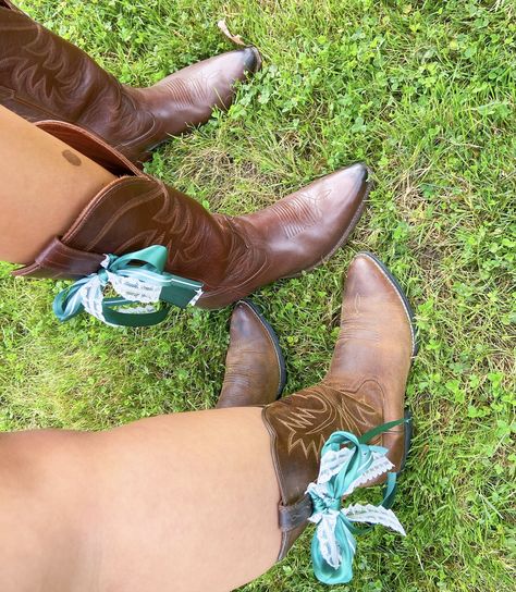 #deltagamma #deltagammamsu #deltagammamichiganstate #dgmsu #gamedayoutfits #tailgating #michiganstate #cowboyboots #bow Cute Cowgirl Boots, Spirit Week, Cowgirl Boots, Cowboy Boots, Cowboy, Ribbon, Boots, Outfit Inspo, Pins