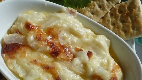 Thinly-sliced Vidalia sweet onion is baked in a mixture of mayonnaise, Swiss cheese, and Parmesan cheese for this creamy dip. Vidalia Onion Recipes, Vidalia Onion Dip, Southern Appetizers, Bread Bowl Recipe, Onion Dip Recipe, Vidalia Onion, Cheesy Dip, Vidalia Onions, Onion Dip