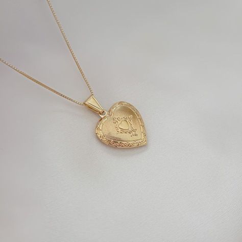 Brand New Heart Locket Charm Necklace. You Can Place Tiny Picture Inside The Locket. Material: Gold Filled Lobster Clasp Closure Pendant Dimensions: 1.25'h 0.75'w Gold Filled Is A Beautiful More Affordable Alternative To Solid Gold As It Is A Genuine Layer Of Gold Permanently Bonded Onto Base Metal With Heat And Pressure That Contains 100+ Times More Gold Than Gold Plated. It Is Extremely Durable, Wont Chip Flake Or Tarnish Watermelon Necklace, Blue Turquoise Necklace, Locket Design, Gold Heart Locket, Pearl Strands Necklace, Chain Heart, Picture Necklace, Star Charm Necklace, Mini Necklace