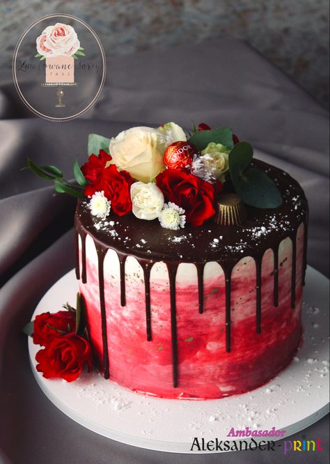 Drip cake with red colour and Real flowers Birthday Cake With Red Flowers, Red Flower Cake Birthday, Red Velvet Cake With Flowers, Red Colour Cake Design, Red Birthday Cake For Men, Red Colour Cake, Redvelvet Cake Design, Walimah Ideas, Red Cake Decoration