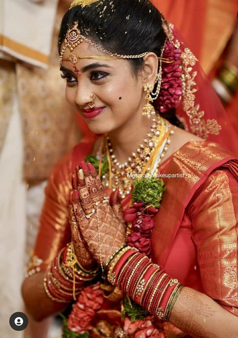 Telugu Bridal Look, Bridal Chunni, Couple Dressing, Nethi Chutti, Bride Eye Makeup, Marriage Pics, Telugu Bride, Poola Jada, Rajasthani Bride