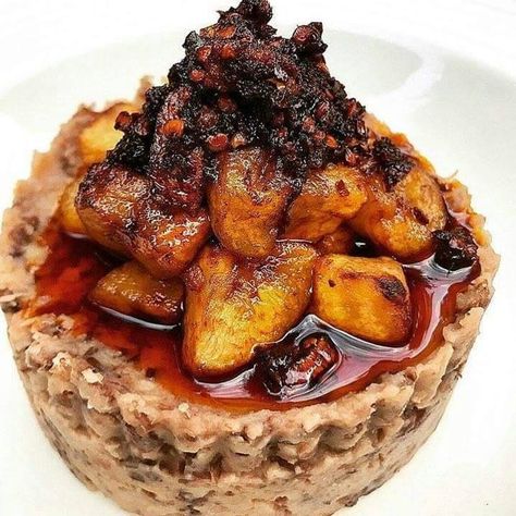 Ewa Agoyin with sauce and plantain Healthy Meal Portions, Ewa Agoyin, Nigeria Food, African Recipes Nigerian Food, Plantain Recipes, Nigerian Recipes, Africa Food, Bean Cakes, Food Resources