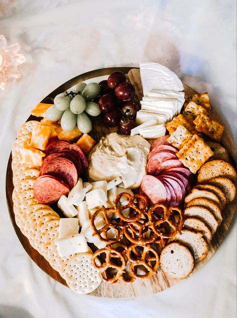 Circle charcuterie board Christmas Charcuterie Board Circle, Circle Cheese Board Ideas, Round Chacutery Board Ideas, Charcuterie Board Ideas Circle, Circle Cheese Board, Small Circle Charcuterie Board, Circular Charcuterie Board Ideas, Charcuterie Circle Board, Small Round Charcuterie Board Ideas